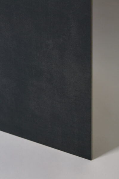 Czarne płytki podłogowe - SINTESI Flow black 60x60 cm. Płytki gresowe, imitujące beton ze śladami przetarcia w czarnym kolorze i powierzchnią matową.