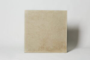 Duże płytki podłogowe - Ceramiche Italiane Materika Sand 80x80 cm. Ciepłe płytki na podłogę i ścianę w kolorze beżowym, imitujące beton. Płytki do salonu, kuchni.