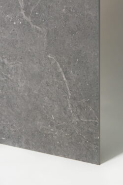 Gres 120x60 - CIFRE Norwich Anthracite N-Plus Rect. R10. Płytka gresowa z efektem betonu w kolorze antracytowym. Powierzchnia matowa, antypoślizgowość R10. Hiszpańskie płytki gresowe.