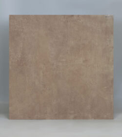 Gres ala beton, gliniany - Peronda Harmony Meraki Clay NT 90x90cm. Płytki w kolorze gliny z widocznymi przetarciami na podłogę i ścianę.