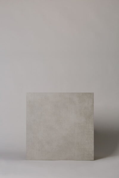 Gres beton 60x60 - SINTESI Flow white. Włoska płytka gresowa, imitująca jasnoszary beton na podłogę i ścianę.