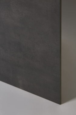 Gres ciemny szary - SINTESI Flow smoke. Włoska płytka gresowa na podłogę i ścianę w matowym wykończeniu, imitującym ciemnoszary beton.