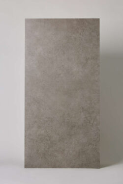Gres imitacja betonu - CIFRE Ever pearl 120x60 cm. Hiszpańskie płytki gresowa, imitujące beton w kolorze ciemnym wpadający w szarość, stłumionym z charakterystycznymi dla struktury cementu przebarwieniami..