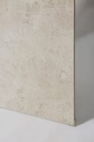 Gres imitacja betonu - Absolut Keramika Nusa Pearl 80x80 cm. Hiszpańska płytka gresowa, imitująca beton, cement na podłogę, ścianę. Widok z boku.