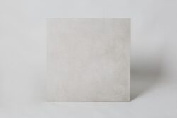 Gres imitacja betonu - APE Work b bianco 60x60cm. Płytki gresowe w jasnoszarym kolorze z matową powierzchnią na podłogę i ścianę, barwione w masie.