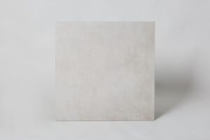 Gres imitacja betonu - APE Work b bianco 60×60cm. Płytki gresowe w jasnoszarym kolorze z matową powierzchnią na podłogę i ścianę, barwione w masie.