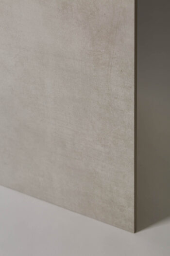 Gres imitacja betonu - SINTESI Flow white. Włoska gresy na podłogę i ścianę w kolorze jasnoszarym, imitujące beton z powierzchnia matową.