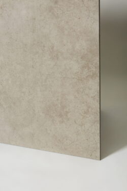 Gres szaro beżowy duży format - Materika greige 80x80 cm. Włoska płytka z efektem betonu na ścianę i podłogę do salonu, kuchni, łazienki.