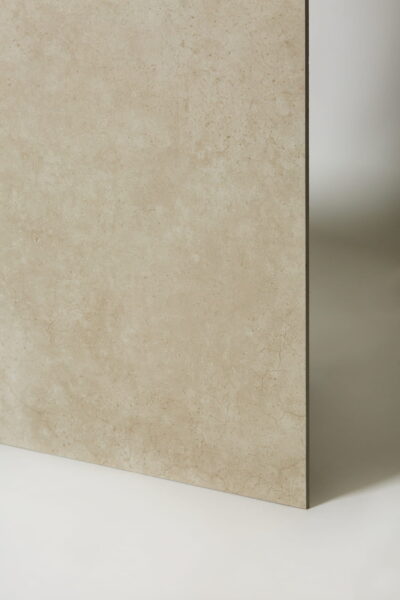 Kafle beżowe - Materika sand 60X120 cm. Gres na podłogę i ścianę, imitujący beton z żyłkami na matowej powierzchni. Włoskie płytki gresowe do salonu, kuchni, łazienki.
