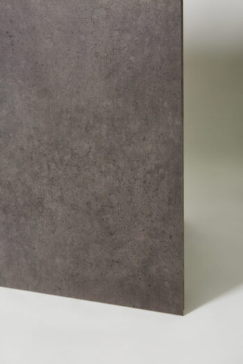 Kafle kwadratowe - Materika mud 80x80 cm. Brązowe płytki imitujące beton podłogowo, ścienne od włoskiego producenta gresów Ceramiche Italiane.