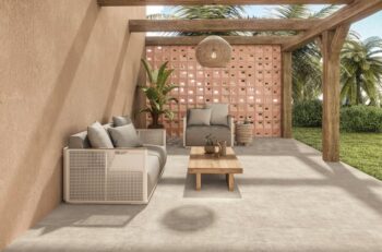 Beżowe płytki - Harmony Meraki Sand nt 90x90cm Płytki w kolorze jasnobeżowym - szarym na tarasie.
