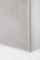 Płytka gres imitacja betonu - APE Work b bianco 60x60cm. Hiszpańskie kafelki w jasnoszarym kolorze z efektem betonu - cementu.