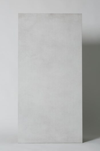 Płytka imitująca beton - APE Work B Bianco. Hiszpański gres w podłużnym formacie 60x120cm i jasnoszarym kolorze na podłogę lub ścianę.