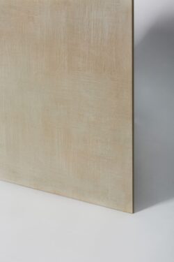 Płytki beżowe imitacja betonu - Absolut Keramika Corfu C 60x60 cm. Hiszpańska płytka imitująca beton z widocznymi śladami przetarcia na podłogę i ścianę.