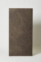 Płytki brązowe, imitujące beton z delikatnym żyłkowaniem i śladami przetarcia - Materika mud 60x120 cm. Włoskie płytki gresowe na podłogę i ścianę.
