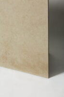 Płytki do salonu duże - Materika Sand 80x80 cm. Płytka imitująca beton z widocznym żyłkowaniem i przetarciami na powierzchni.