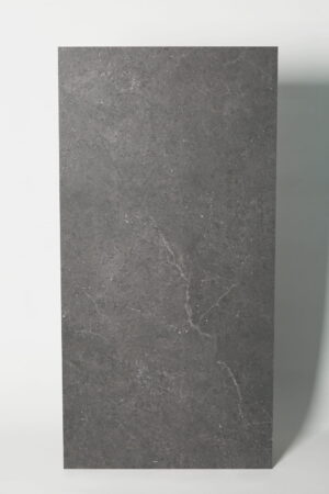 Płytki gres - CIFRE Norwich Anthracite N-Plus 60x120 cm. Płytka imitująca beton z żyłkami, matowa, antypoślizgowa na podłogę i ścianę. Kafle w ciemnym odcieniu szarości do łazienki, salonu, kuchni.