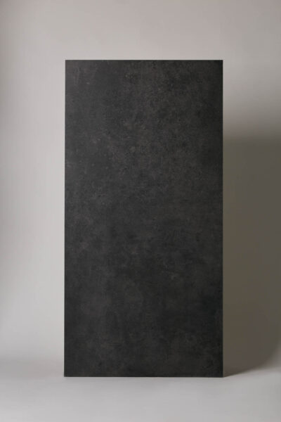 Płytki gresowe antracyt - CIFRE Nexus antracite 120x60 cm. Hiszpański gres w ciemnoszarym kolorze na podłogę i ścianę, imitujący beton od fabryki Cifre Ceramica.