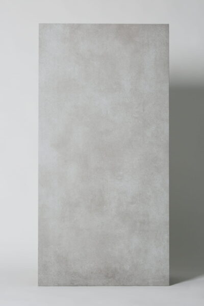 Płytki imitacja betonu - APE Work b cenere 60x120 cm. Szara płytka gresowa z efektem betonu na podłogę i ścianę. Płytki łazienkowe do salonu i kuchni.