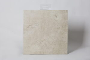 Płytki imitacja betonu na podłogę i ścianę - Absolut Keramika Nusa Pearl 80×80 cm. Płytka imitująca cement - beton z widocznymi przetarciami i satynową powierzchnią. Widok frontu płytki.