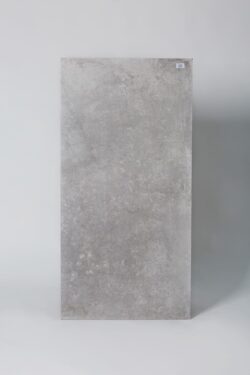 Płytki imitujące beton 120x60 - Absolut Cozumel. Matowa, szara płytka na podłogę i ścianę z przebarwieniami, przetarciami, mikro pęknięciami doskonale oddającymi strukturę betonu.