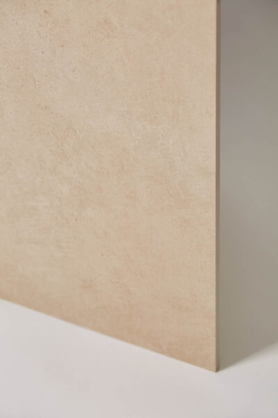 Płytki imitujące beton na ścianę - CIFRE Ever cream 120x60. Hiszpańskie płytki z efektem betonu w kolorze beżowym w formacie 60x120cm
