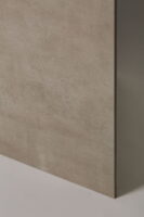 Płytki imitujace beton taupe - SINTESI Flow taupe 60x60 cm. Gres matowy, imitujący szarobrązowy - taupe beton na podłogę i ścianę.