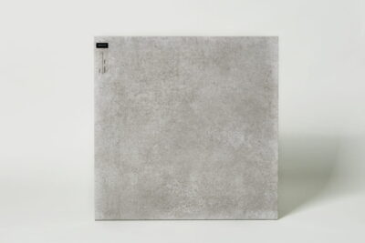Płytki industrialne - Peronda Fs Rue 45,2×45,2cm. Szare, kwadratowe płytki podłogowe o wyglądzie zużytego cementu.