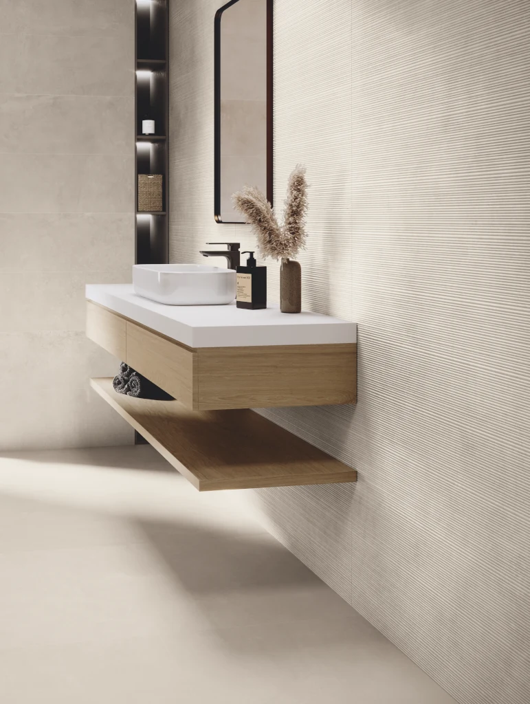 Beżowe płytki imitujące beton w łazience – AB Estudio Sand 60×120