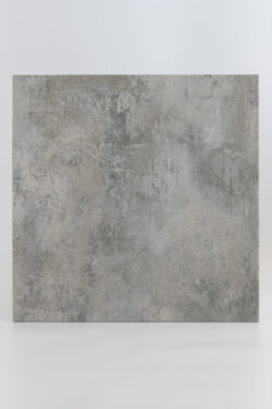 Płytki podłogowe betonopodobne - Absolut Layen Mica 60.8x60.8 cm. Kwadratowe płytki imitujące beton na podłogę w odcieniach szarości.