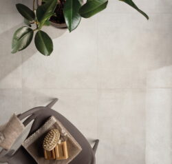 Płytki podłogowe imitacja betonu - Sintesi Flow White 80x80. Włoskie, kwadratowe płytki na podłogę w macie ze śladami przetarcia.