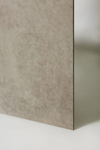 Płytki podłogowe szaro beżowe - Materika greige 60x120 cm. Włoski gres imitujący beton z delikatnymi żyłkami na podłogę i ścianę.