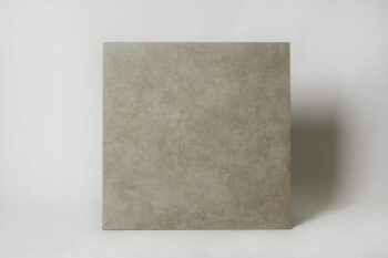 Płytki szare duże - Ceramiche Italiane Materika silver 80x80 cm. Płytka z powierzchnią matową imitującą beton, na podłogę lub ścianę. Płytki do kuchni, salonu.