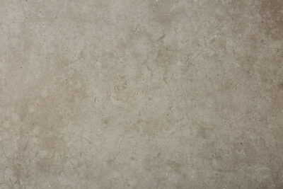 Płytki szare podłogowe - Ceramiche Italiane Materika silver. Powierzchnia włoskiej płytki imitującej beton z żyłkami.