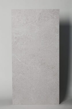 Płyty gresowe - CIFRE Norwich White N-Plus Rect. R10 60x120 cm. Jasnoszara płytka gres do łazienki, kuchni, salonu z efektem betonu i żyłkami.
