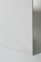 Płyty imitacja betonu - APE Work B Bianco 60x120cm. Matowa, hiszpańska płytka imitująca beton w jasnoszarym kolorze do salonu, kuchni, łazienki.