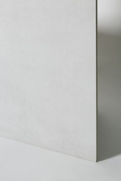 Płyty imitacja betonu - APE Work B Bianco 60x120cm. Matowa, hiszpańska płytka imitująca beton w jasnoszarym kolorze do salonu, kuchni, łazienki.