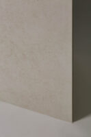 Płyty imitujące beton na ścianę - CIFRE Ceramica Ever white 120x60. Hiszpańskie gresy łazienkowe w jasnym kolorze.