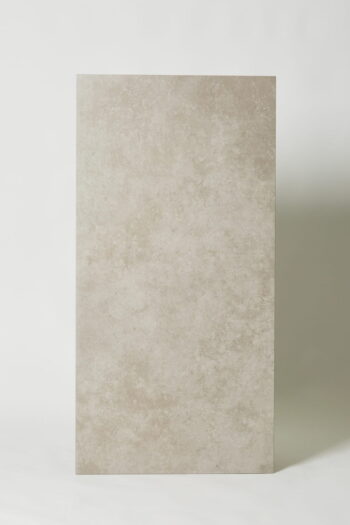 Szare kafle - Ceramiche Italiane Materika silver 60x120 cm. Włoska fliza z efektem betonu w podłużnym formacie na podłogę i ścianę. Kafelki do salonu, kuchni z delikatnymi żyłkami.