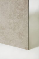 Szare płytki do kuchni - Ceramiche Italiane Materika silver 60x120 cm. Płytka gresowa imitująca beton w kolorze szaro - srebrnym z delikatnymi żyłkami na podłogę i ścianę.