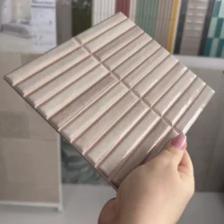 Beżowa mozaika nacinana typu kit kat z błyszczącą powierzchną, Harmony Crisp Sand w formacie 20x20cm. Płytki na ścianę.