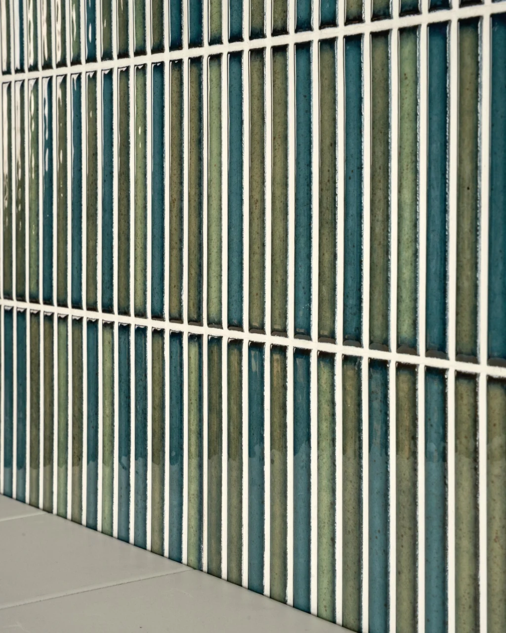 Mozaika nacinana kitkat Estudio Karatsu Wear 11,5X23cm. Odcienie zielonego i niebieskiego