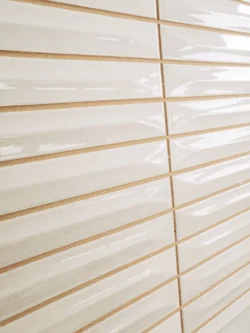 Biała płytka ścienna Ceramica Vilar Albaro Nairobi Nikaia Arrow Off White do fugowania bl 20x20 gat-I