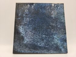 Kwadratowe płytki na ścianie - Peronda Harmony Legacy blue 15×15 cm. Kafelki w odcieniach koloru niebieskiego - metalicznego z małymi żyłkami i przetarciami.