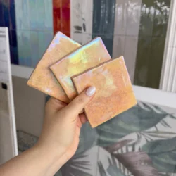 Musztardowe płytki holograficzne ścienne Joy Ambar 10x10. Płytki mienią się wieloma kolorami - opalizują.