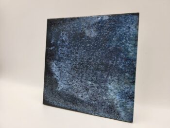 Niebieskie płytki kwadratowe 15x15 - Peronda Harmony Legacy blue 15×15 cm. Kafelki ceramiczne z pokryte nierówno szkliwem - efekt mokrej ściany w odcieniach niebieskiego z przebarwieniami i żyłkami.