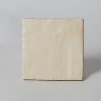 Płytki 10x10 matowe - Peronda Harmony Sahn Sand. Hiszpańskie małe, kwadratowe kafelki ceramiczne, ścienne. Płytki z efektem rzemieślniczym i nierektyfikowanymi krawędziami.