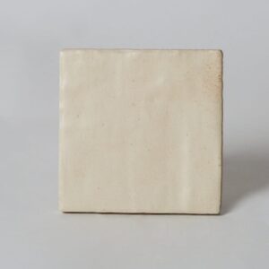 Płytki 10x10 matowe - Peronda Harmony Sahn Sand. Hiszpańskie małe, kwadratowe kafelki ceramiczne, ścienne. Płytki z efektem rzemieślniczym i nierektyfikowanymi krawędziami.