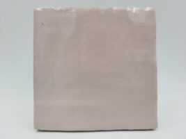 Różowa glazura do łazienki - Harmony RIAD PINK 10x10 cm. Błyszczące, kwadratowe kafelki na ścianę w odcieniach koloru różowego z efektem rzemieślniczym.