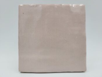 Różowa glazura do łazienki - Harmony RIAD PINK 10x10 cm. Błyszczące, kwadratowe kafelki na ścianę w odcieniach koloru różowego z efektem rzemieślniczym.